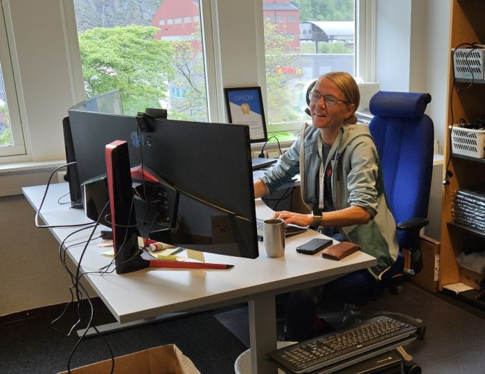 Eva Rekkedal som jobber ved pulten