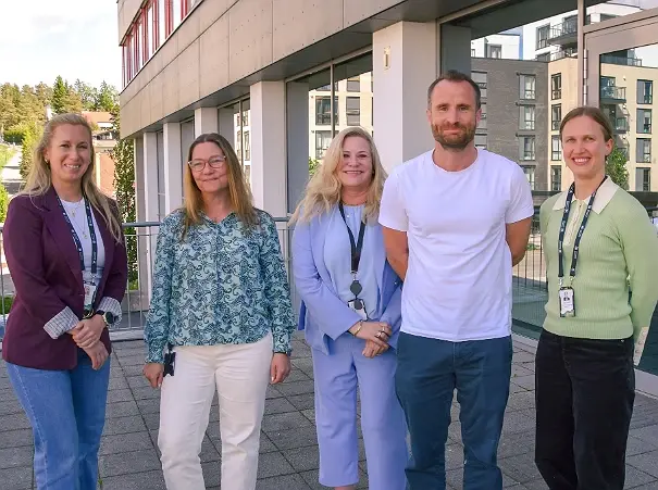 Ansatte i NAV Lørenskog står utenfor sitt kontor. De tar i bruk Flyt Sosial