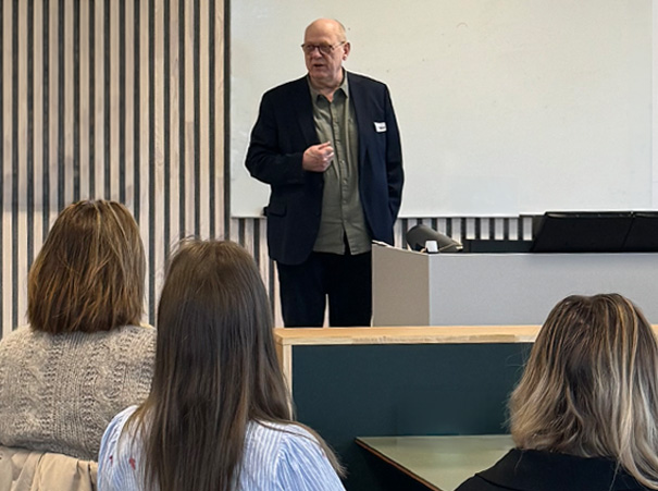 Faglig presentasjon om KI i kommunal sektor. Flyt og NTNU Samfunnsforskning samarbeider om å effektivisere informasjonsflyten i PP-tjenesten.